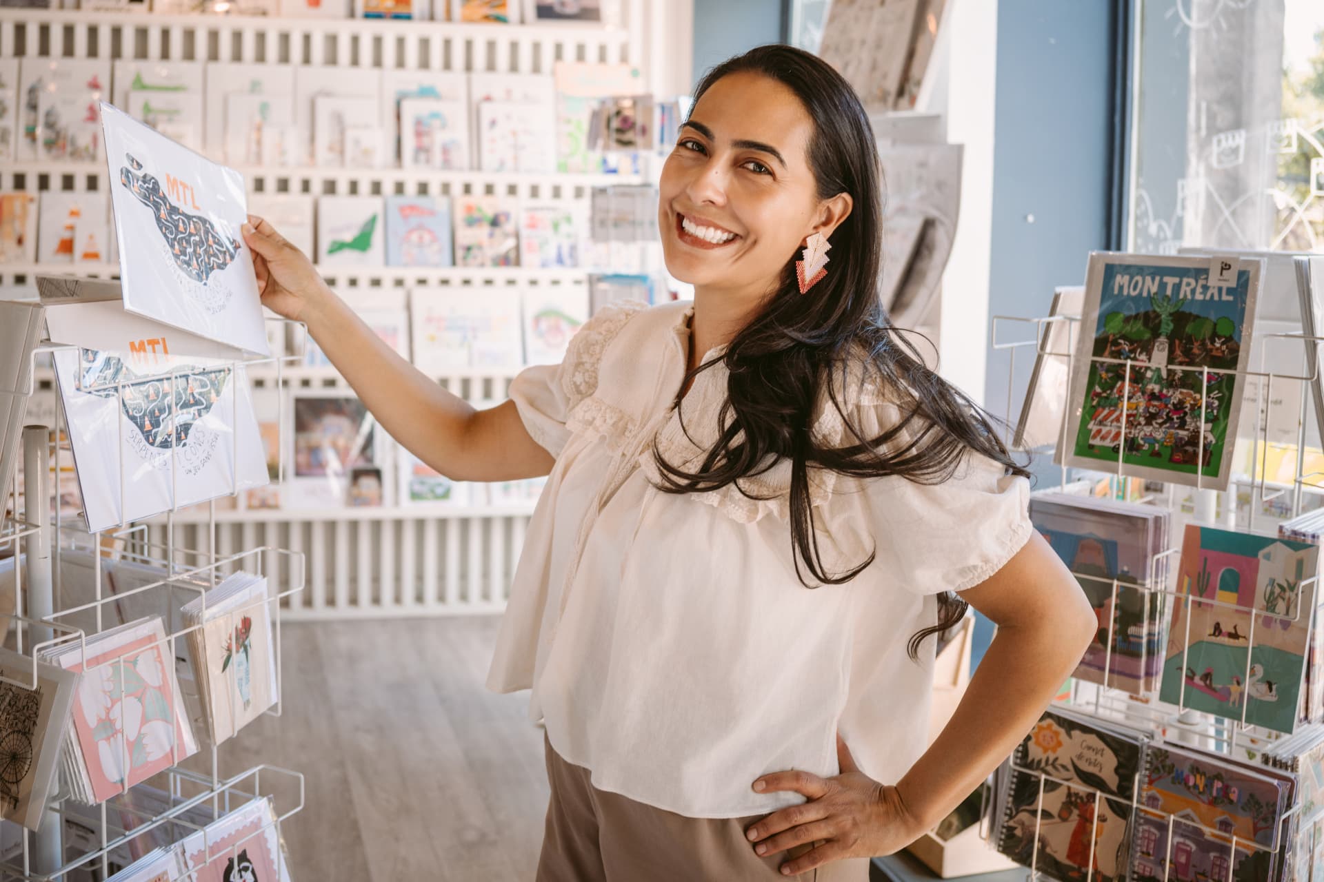 Cristina Uribe sosteniendo un mapa ilustrado de Montreal